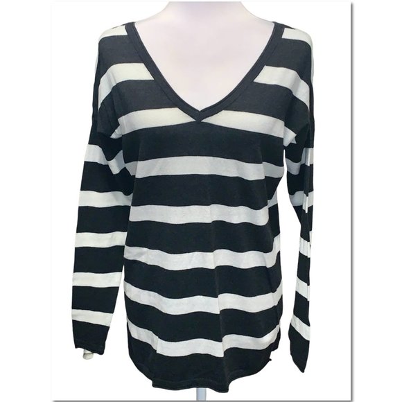 Old Navy Long Sleeve Striped V Neck Sweater Dark Gray and White Size Medium EUC - Picture 3 of 6